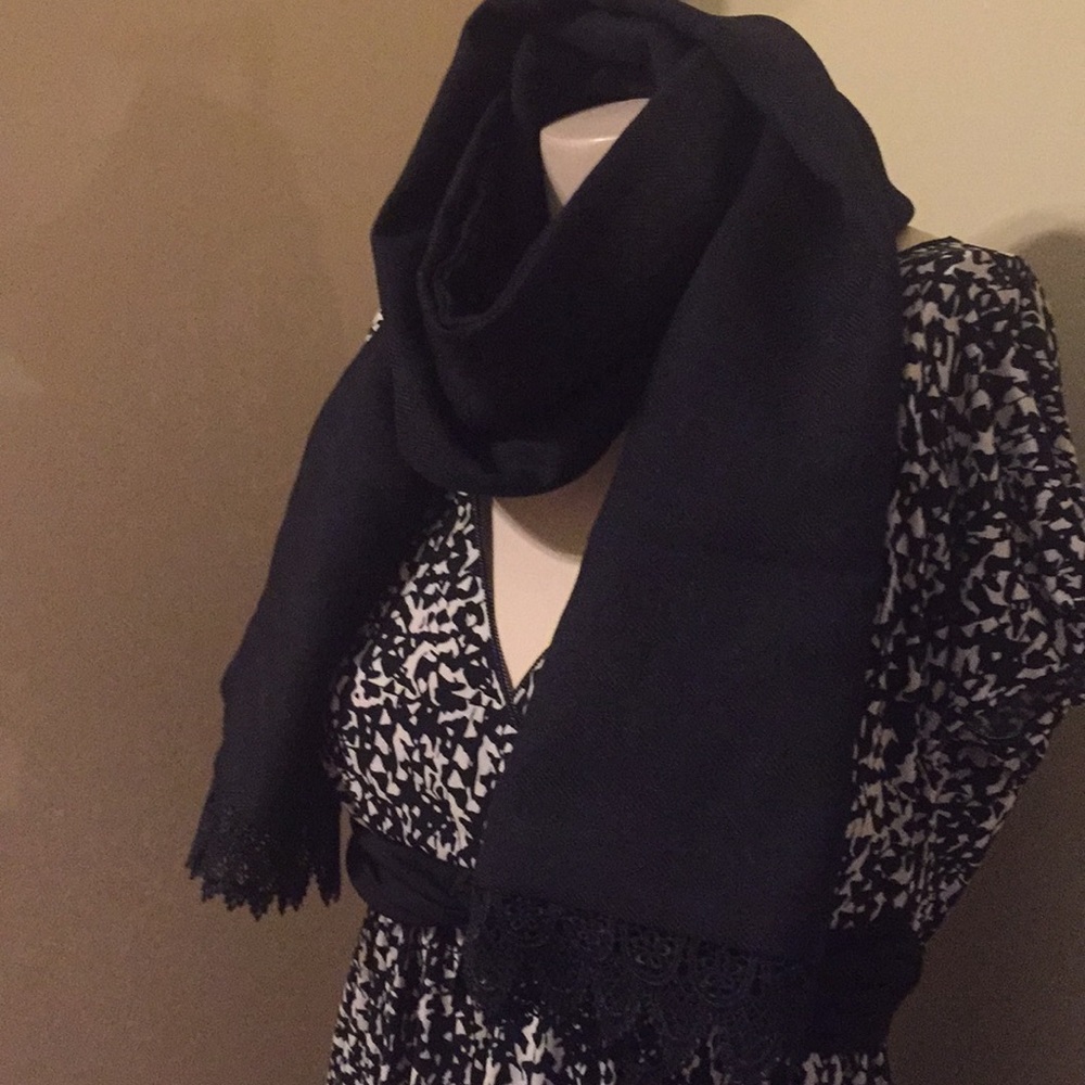 NEW WITHOUT TAG BLACK WRAP/ SCARF🌹 - Picture 6 of 13